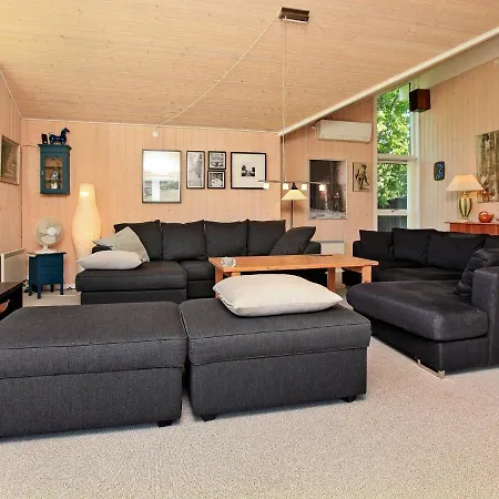 Three-bedroom Holiday In 15 * Vejby