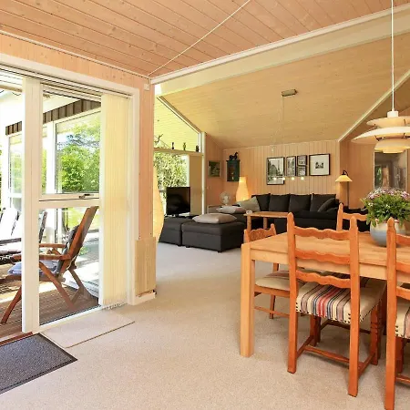 Three-bedroom Holiday In 15