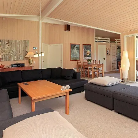 Three-bedroom Holiday In 15 * Vejby